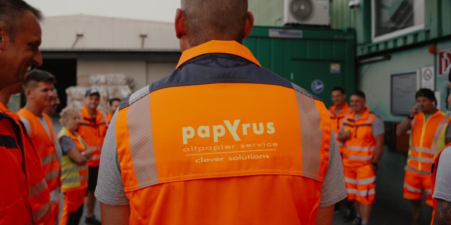 Papyrus Mitarbeiter | © © WE KNOW MEDIA Mitarbeiter stehen in einer Runde zusammen