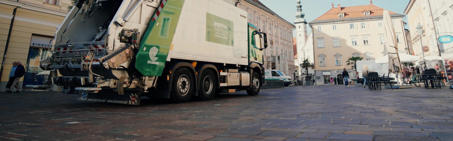 Ein Press LKW steht in einer Geschäftsstraße