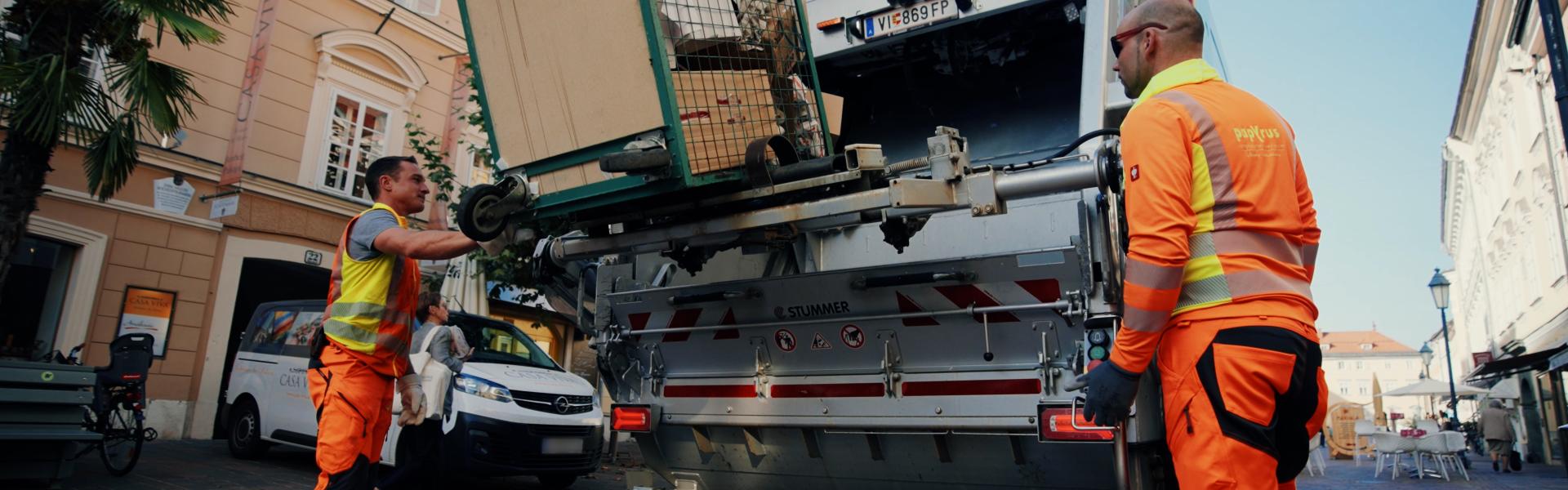 eine Gitterbox wird in einen Press LKW entleert