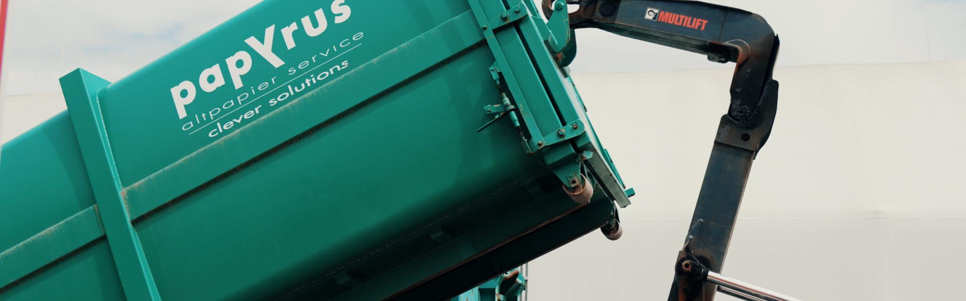 Container wird mit Haken-LKW aufgezogen