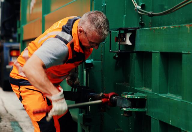 LKW Fahrer schließt Container an Presse an | © WE KNOW MEDIA LKW Fahrer schließt Container an Presse an